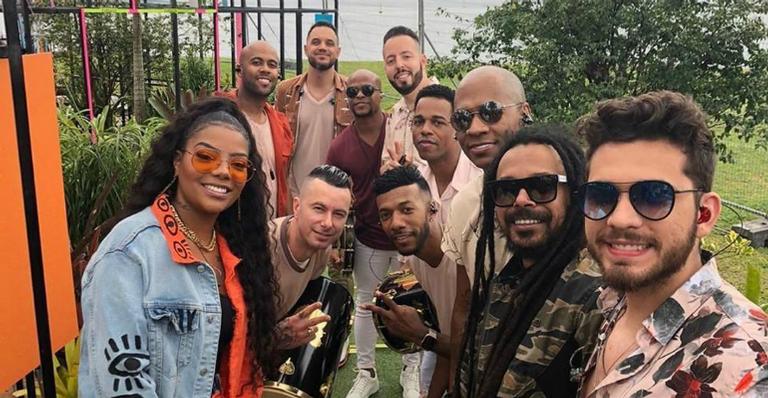 Gustavo Mioto posa ao lado de Ludmilla, Turma do Pagode e Falcão ”Mistura de vibes”