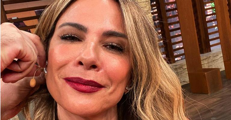 Aos 50 anos, Luciana Gimenez posa com maiô decotado em clima natalino