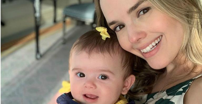 Thaeme encanta seguidores ao aparecer com look igual ao da filha: ”Duas gatinhas lindas”