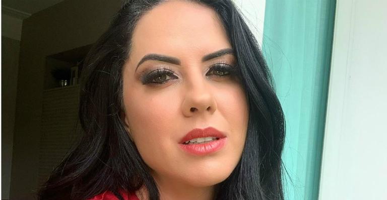 Graciele Lacerda posa ao lado de Zezé Di Camargo com jaqueta personalizada com seu rosto