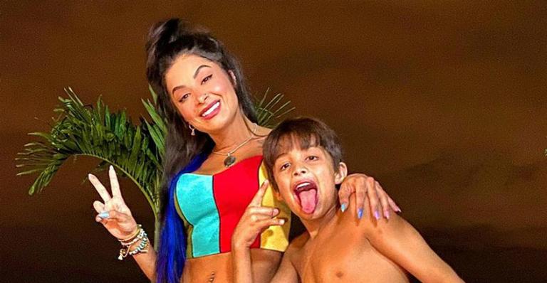 Em viagem paradisíaca, Aline Riscado posa ao lado do filho ”Que energia, que lugar”