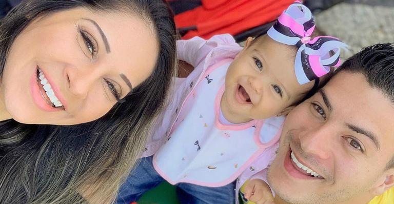 Arthur Aguiar e a filha posam juntos nas redes sociais de Mayra Cardi e fãs se derretem ”Lindos”