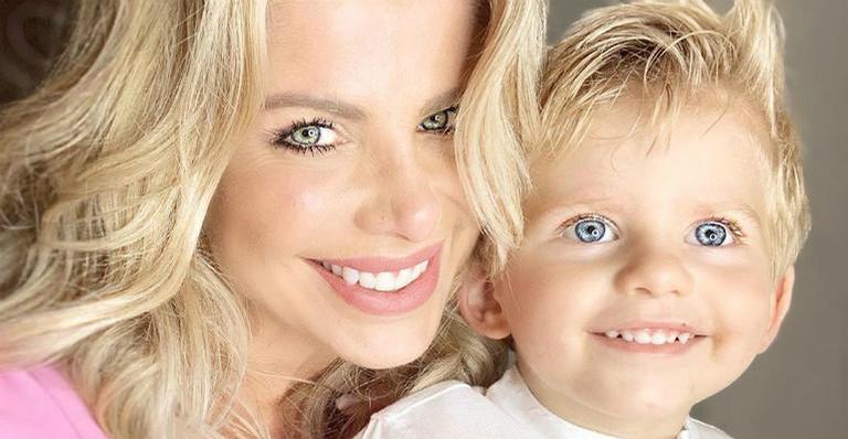 Karina Bacchi abre teste de gravidez e descobre se terá outro filho