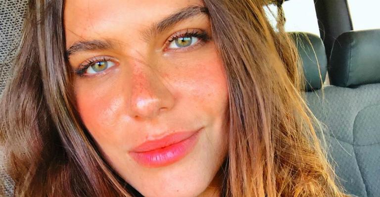 Mariana Goldfarb posa de biquíni na praia e comemora que verão está próximo: ”Vem chegando”