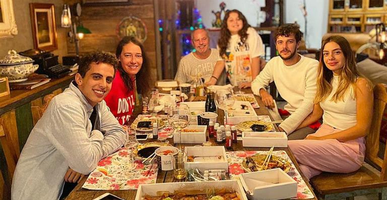 Jayme Monjardim posa ao lado dos quatro filhos e se declara: ”Meus maiores presentes”