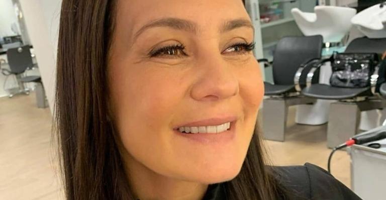 Aos 50 anos, Adriana Esteves exibe corpão de biquíni em clique raríssimo: ”Quero esse corpo!”