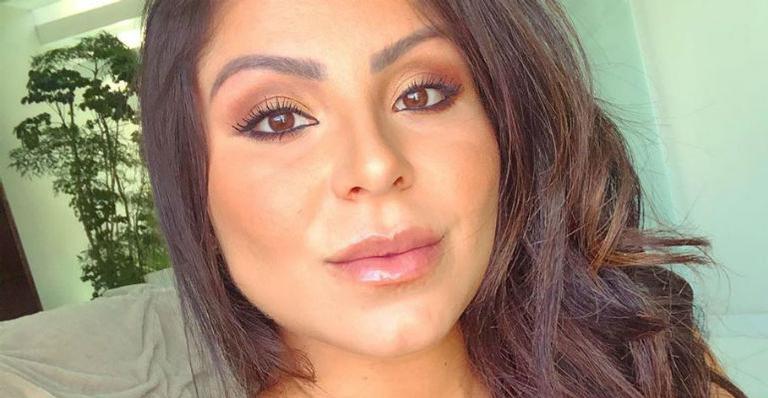 Andressa Ferreira surpreende ao posar de topless exibindo o barrigão de 9 meses