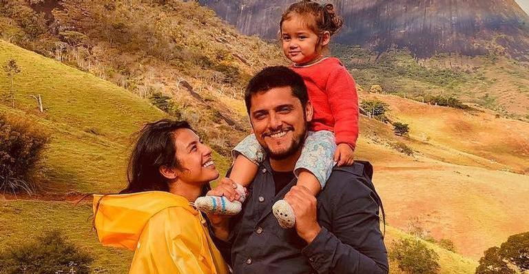 Bruno Gissoni e Yanna Lavigne aproveitam praia no Rio com a filha, Madalena