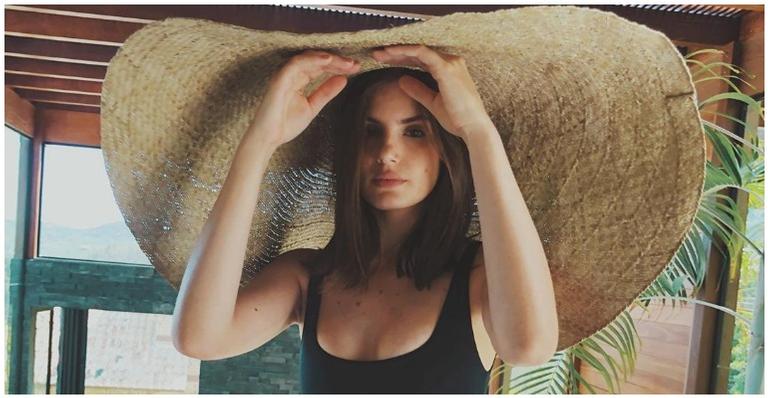 Camila Queiroz posa de maiô e chapéu: ”Curtindo o solzinho”