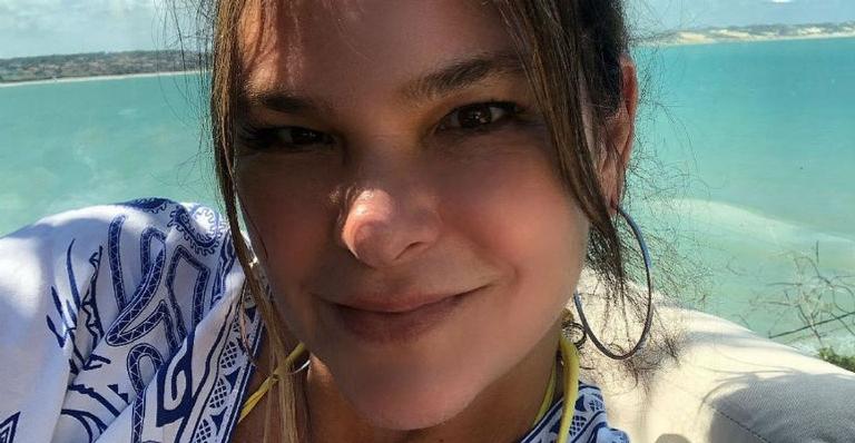 Cristiana Oliveira posta foto dando beijão no namorado Sérgio Bianco: ”Você é luz”