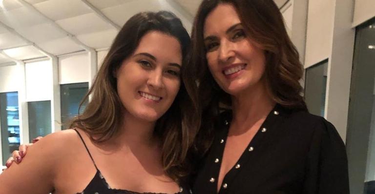 Fátima Bernardes se emociona ao ver a filha cantando no palco e voz doce da herdeira impressiona