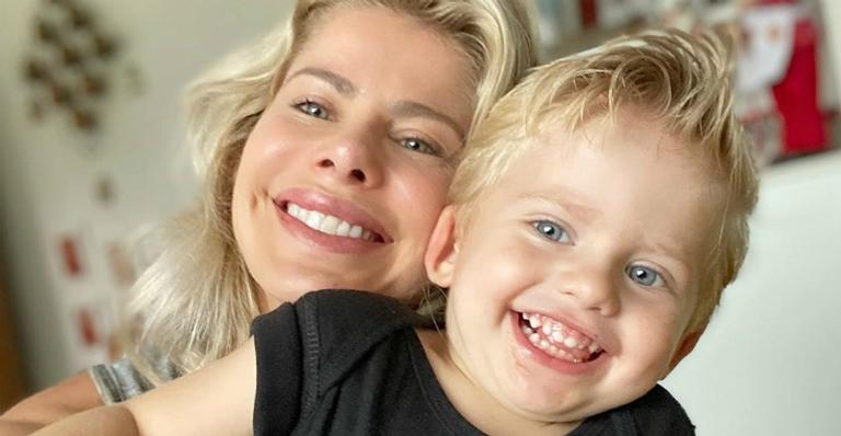 Karina Bacchi se derrete pelo sorriso do filho e encanta web: ”Transforma qualquer dia”