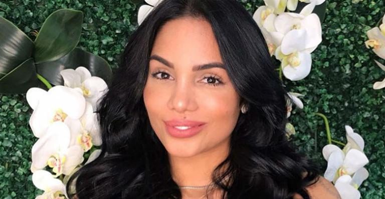 De biquíni, ex-BBB Mayara Motti choca seguidores com marquinha de bronzeado