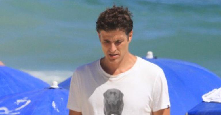 Reynaldo Gianecchini é flagrado na praia do Leblon