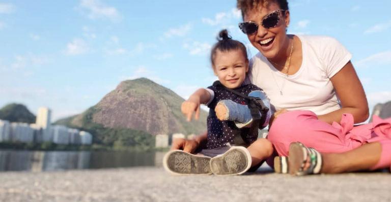 Sheron Menezzes explode o fofurômetro ao aparecer visitando o Cristo Redentor com o filho, Benjamin