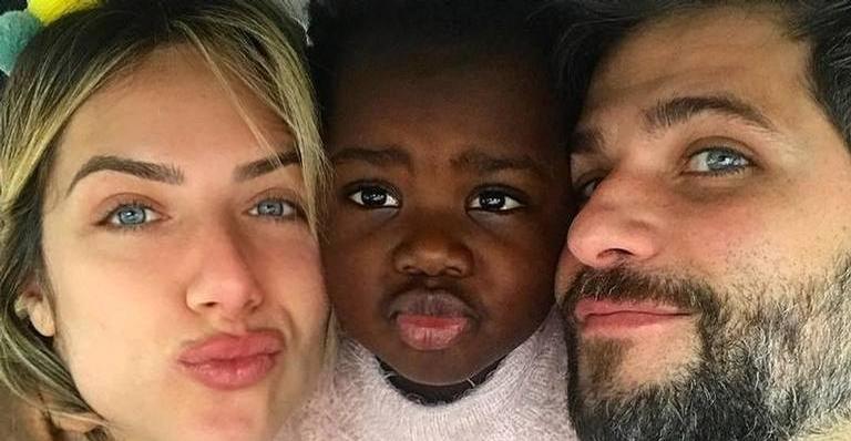 Filha de Bruno Gagliasso e Giovanna Ewbank rouba a cena ao ser daminha de honra em casamento