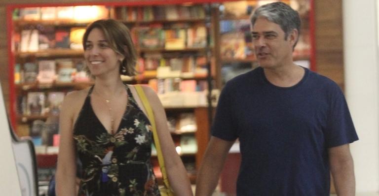 Em momento raro, William Bonner é flagrado com a esposa, Natasha Dantas, em clima de romance