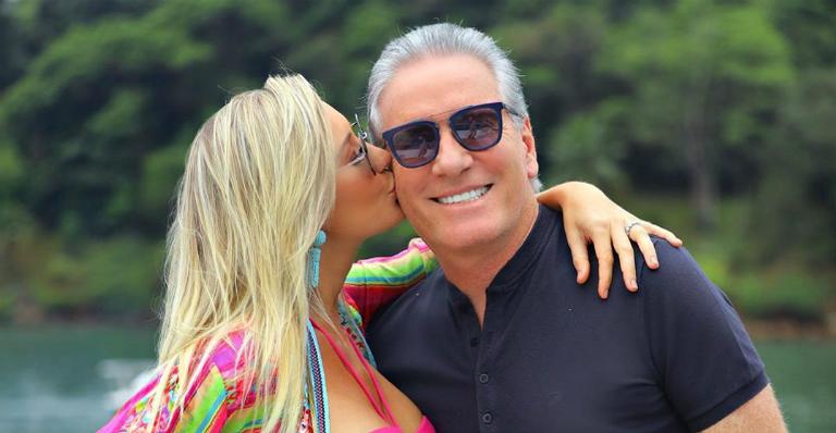 Ana Paula Siebert se declara para Roberto Justus com música do Nando Reis