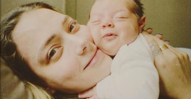 Carol Dantas explode o fofurômetro com foto do filho Valentin: ”Perfeição”