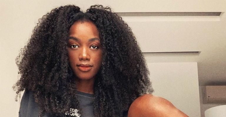 Iza ostenta bumbum empinado com look justinho e choca web: ”Que delícia!”