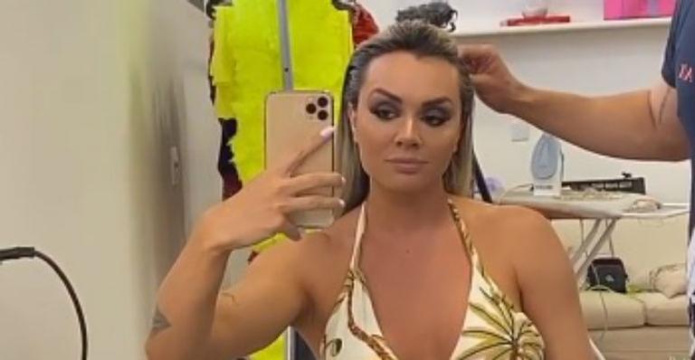 Juju Salimeni compartilha momento engraçado nos bastidores de ensaio de fotos para o Carnaval