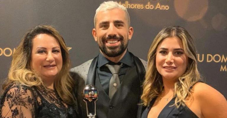 Kaysar dedica troféu à mãe e presta bela homenagem: ”Minha rainha”