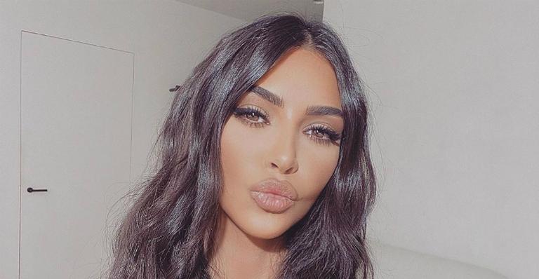 Kim Kardashian exibe North com Psalm no colo e encanta web