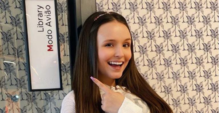 Larissa Manoela divulga data de estreia e pôster do seu novo filme para Netflix, ‘Modo Avião’