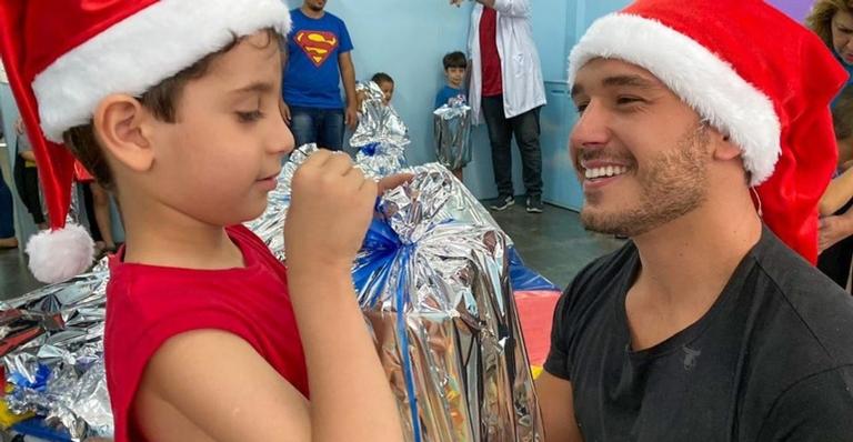Após polêmica, Lucas se emociona ao visitar instituição que auxilia crianças e jovens com autismo