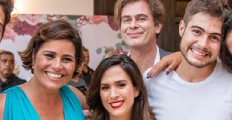Mãe de Rafa Vitti mostra o filho e Tatá Werneck entrando como padrinhos de seu casamento