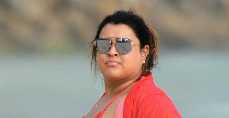 Preta Gil é flagrada de biquíni na praia da Barra da Tijuca