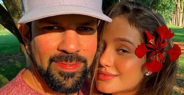 Sorocaba compartilha foto com a esposa grávida e se declara: ”Hora de escolher o nome”