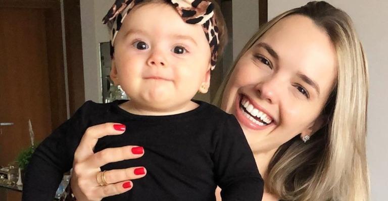 Thaeme Mariôto leva a filha de 7 meses para conhecer a praia e reação da pequena no mar encanta
