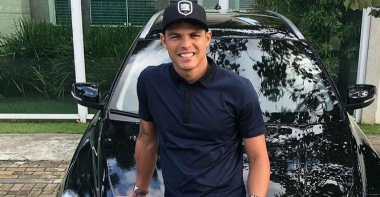 Thiago Silva aparece com acessório de celular de mais de R$ 20 mil