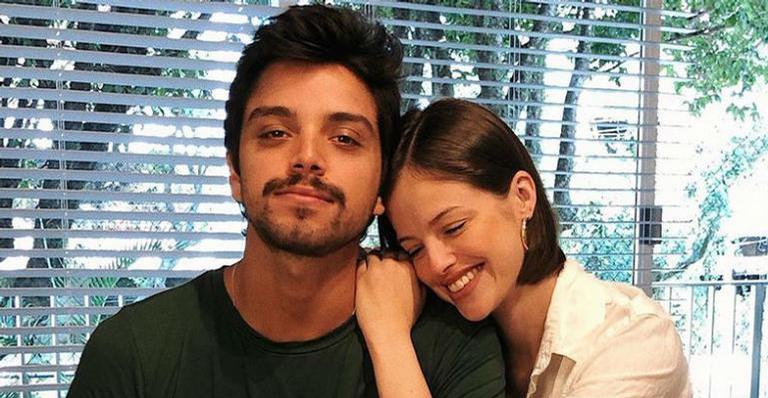Agatha Moreira e Rodrigo Simas posam em clique apaixonado na Disney e encantam fãs: ‘Melhor casal!’