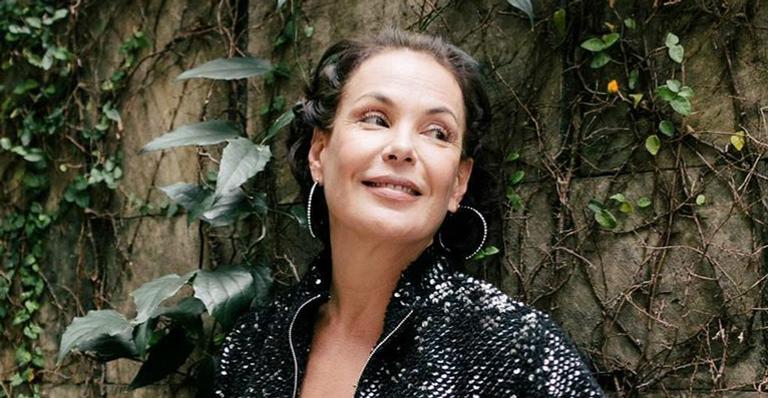 Carolina Ferraz posa de biquíni na Bahia e fãs elogiam: ”Linda demais”