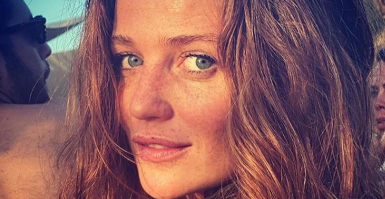 Cintia Dicker, namorada de Pedro Scooby, posa de biquíni e exibe curvas