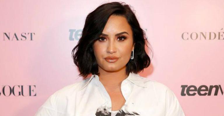 Demi Lovato tatua mensagem de superação no pescoço