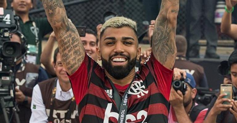 Fãs se surpreendem com erro em tatuagem de Gabigol e detonam: ”Gago”