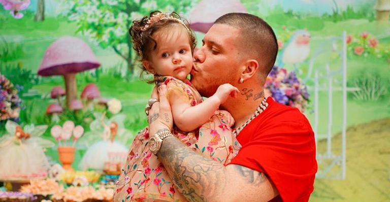 Ferrugem comemora aniversário de um ano da filha Aurora