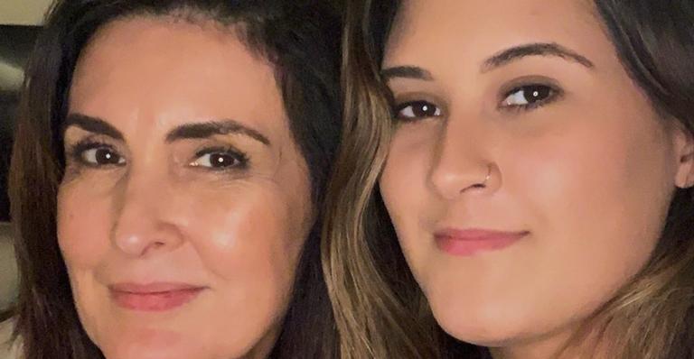 Filha gata de Fátima Bernardes surpreende ao posar de biquíni tomara que caia: ”Barriguinha linda”