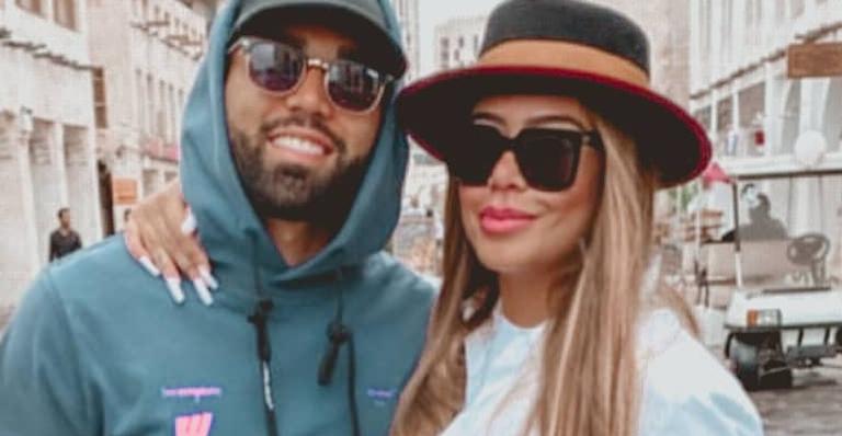 Gabigol faz sinal na barriga para Rafaella durante jogo do Flamengo e levanta rumores de gravidez