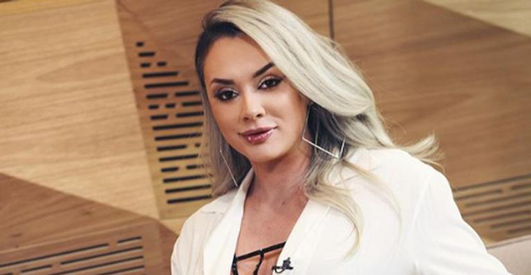 Juju Salimeni empina o bumbum em foto e reflete: ”Carrego trovões”