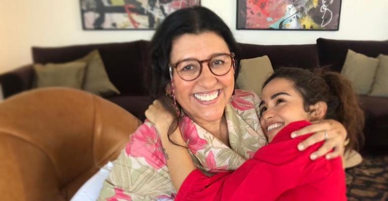 Nanda Costa recebe carinho de Regina Casé e se declara: ”Colinho de mãe”