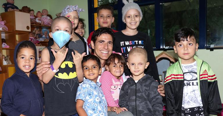 Reynaldo Gianecchini entrega presentes de Natal para crianças com câncer