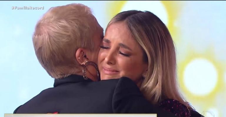 Ticiane Pinheiro se emociona muito ao tirar Gugu no amigo secreto da Record e é consolada por Xuxa