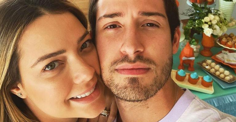 Marido de Carol Dantas surge sem camisa e manda recado: ”Hoje é dia do papai dar uma escapada”