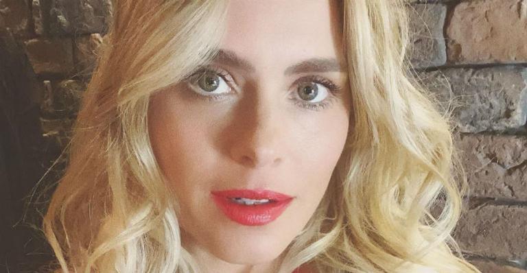 Carolina Dieckmann relembra período em que estava careca ao compartilhar foto antiga com o filho