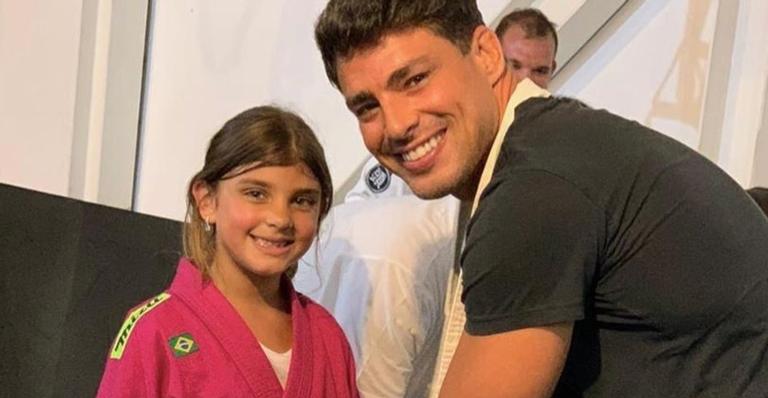 Cauã Reymond faz homenagem fofa para Sofia por troca de faixa no judô e Grazi Massafera se derrete