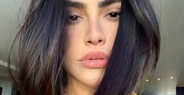 Com unhas enormes, Cleo posa deslumbrante e chama atenção: ”Zé do Caixão”